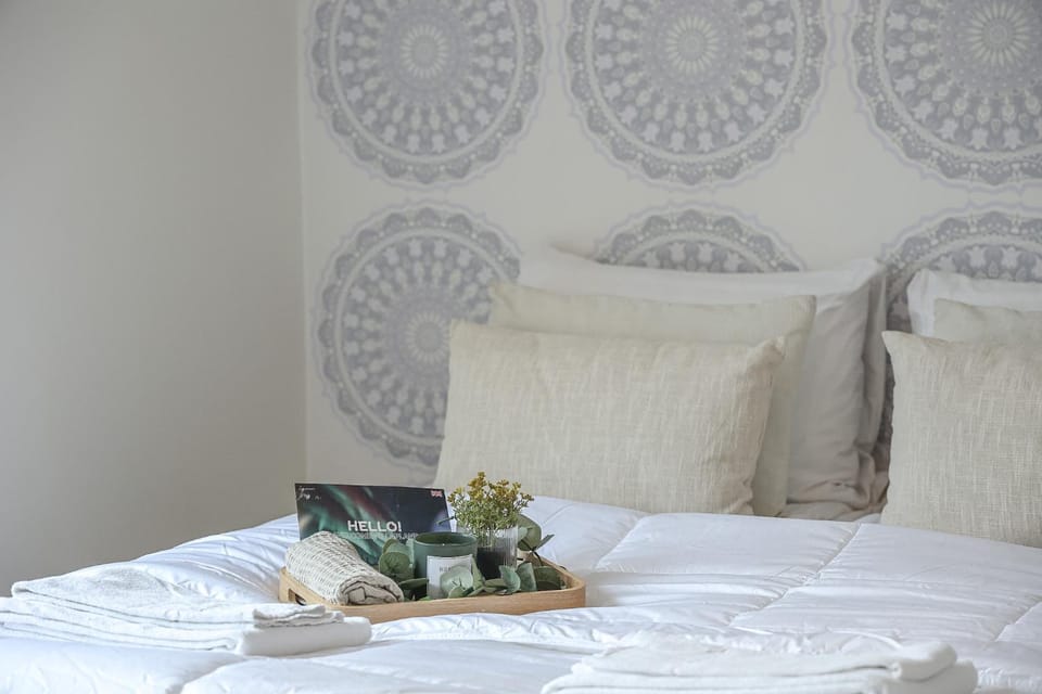 Bed, towels
