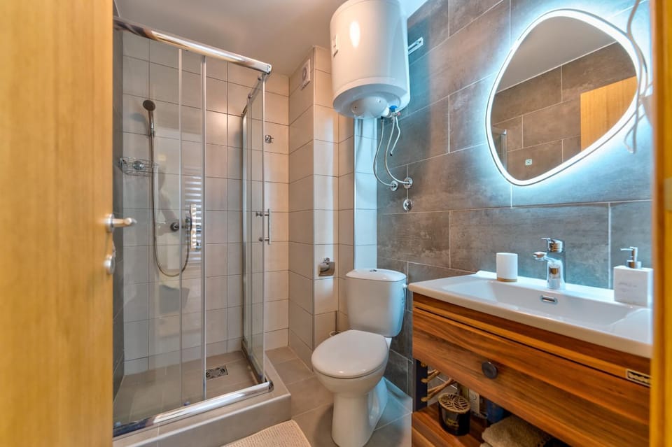Shower, Toilet, Bathroom, Bath, towels
