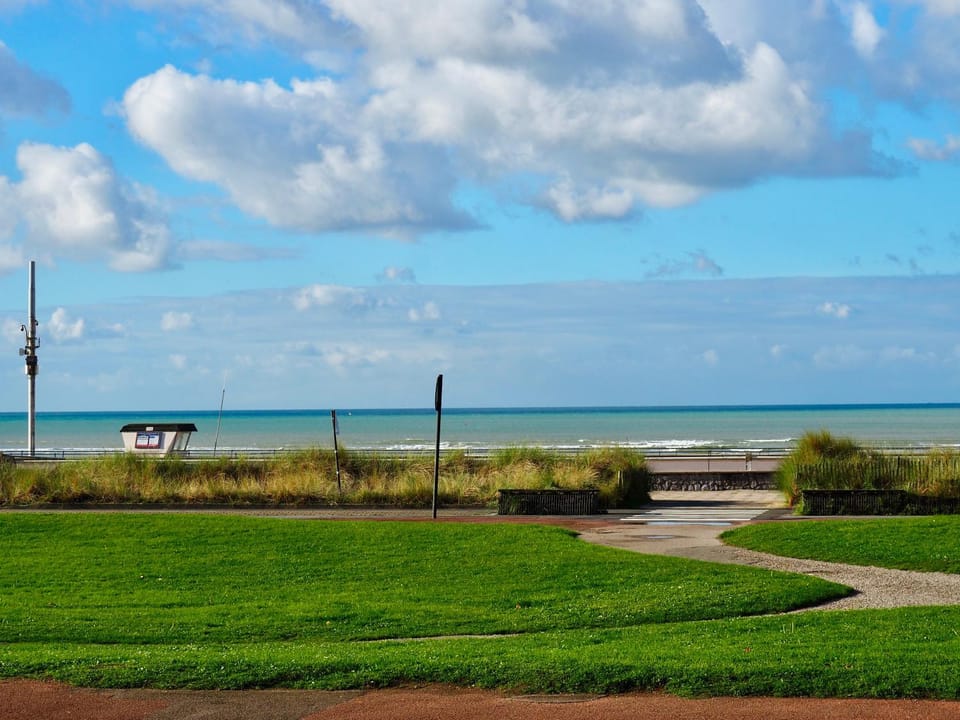 Nearby landmark, Garden, Balcony/Terrace, Beach, Sea view