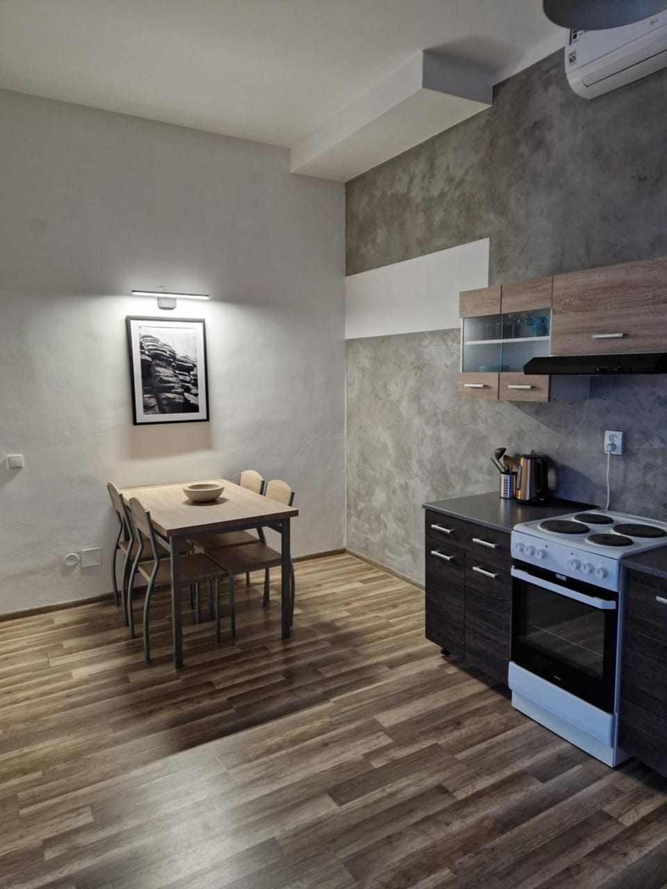 Kitchen or kitchenette, Dining area
