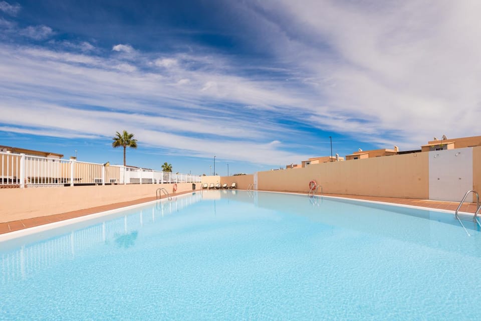 Swimming pool, sunbed