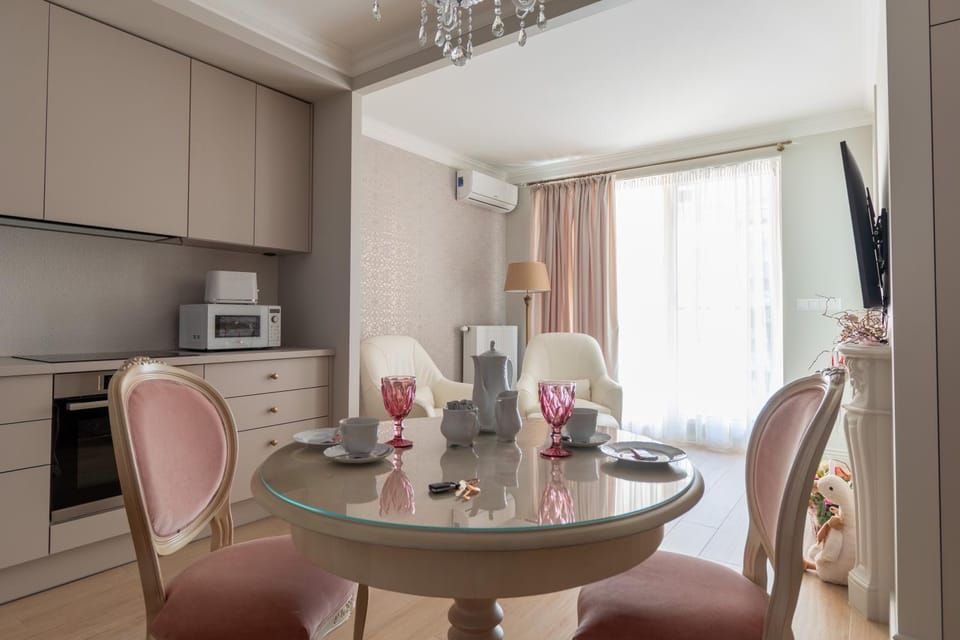Kitchen or kitchenette, Living room, Dining area, microwave