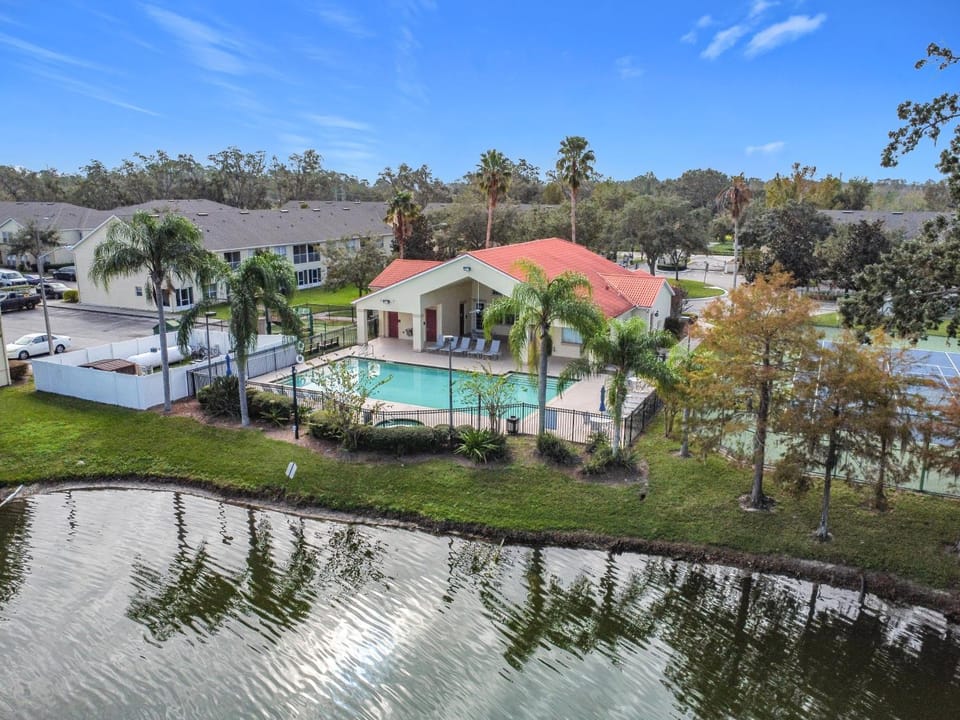 Property building, Natural landscape, Bird's eye view, Garden, Garden view, Lake view, Pool view, Swimming pool