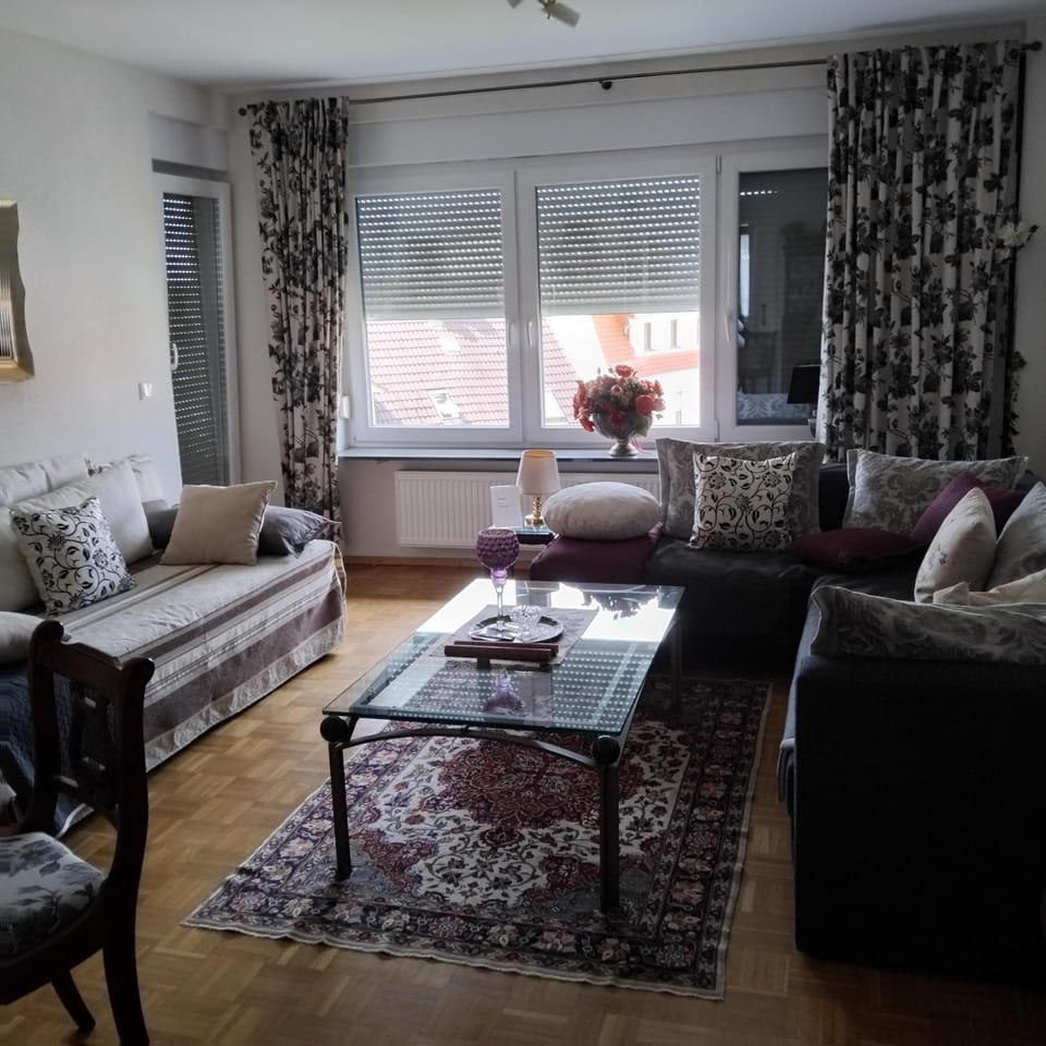 Bed, Living room, Photo of the whole room, Seating area