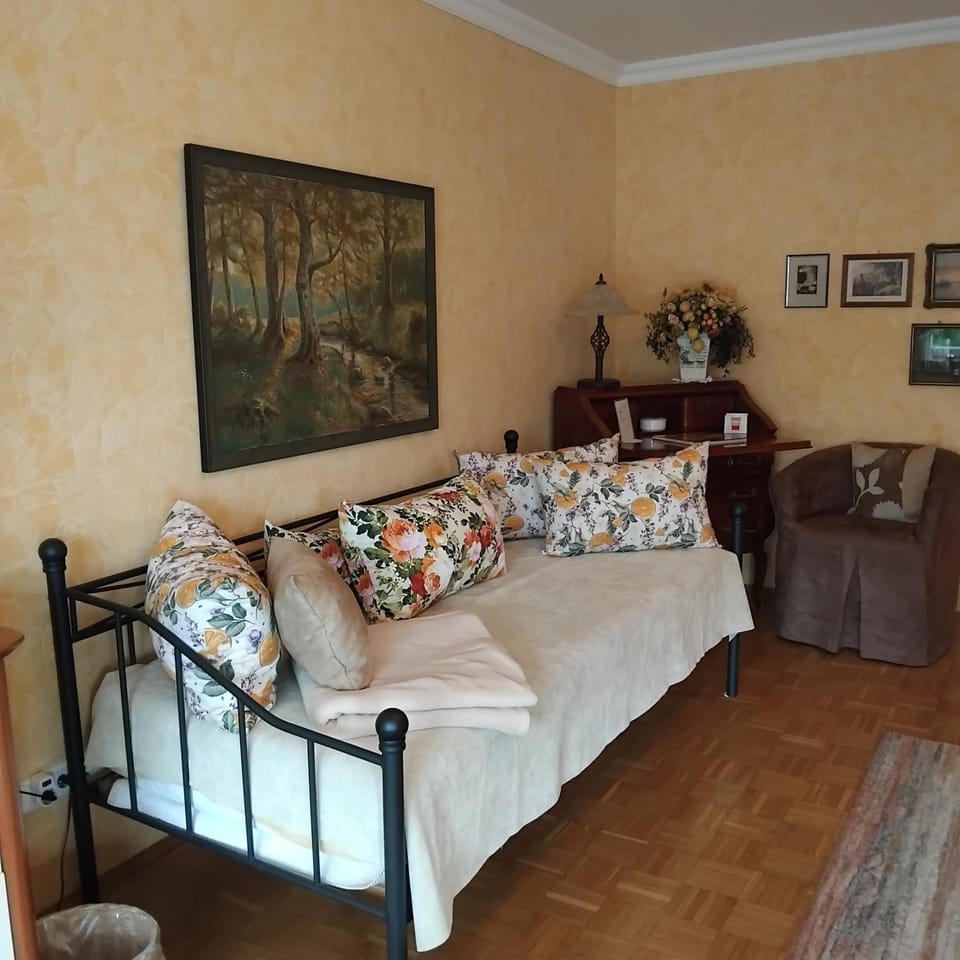 Bed, Living room