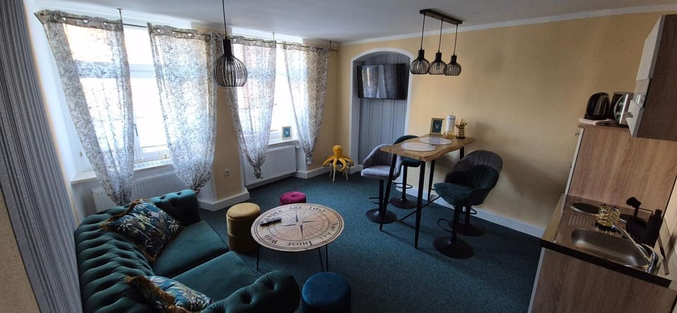 Kitchen or kitchenette, Living room, Seating area, Dining area