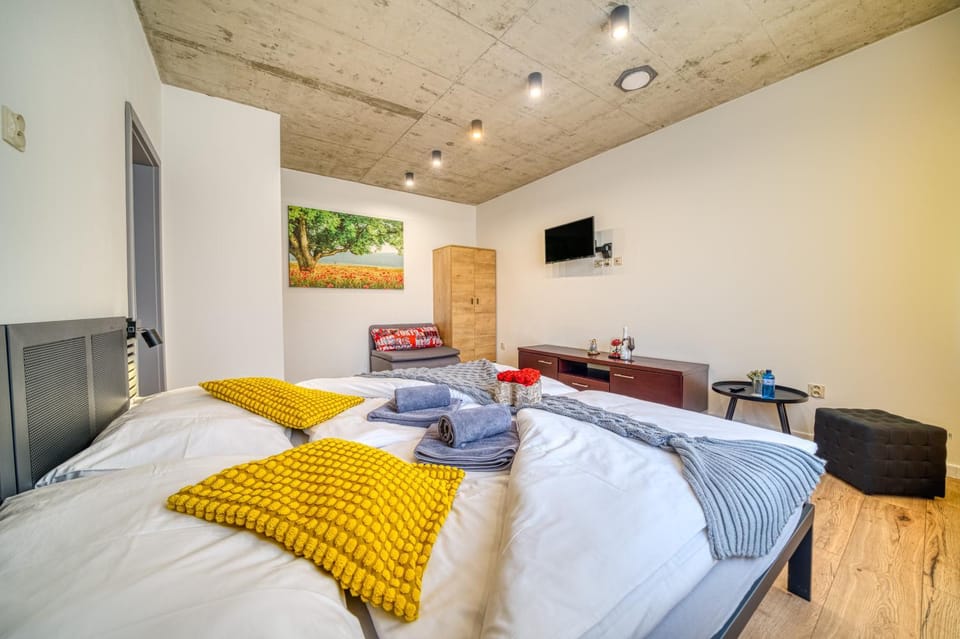 Photo of the whole room, Bedroom