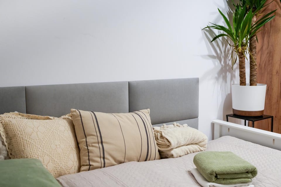 Bed, towels