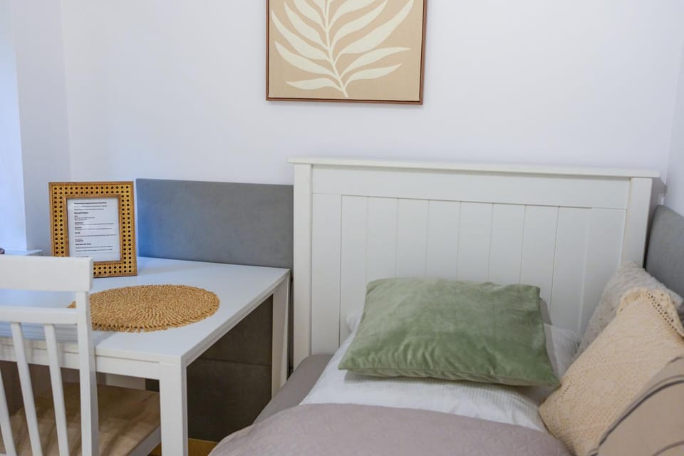 Bed, Dining area