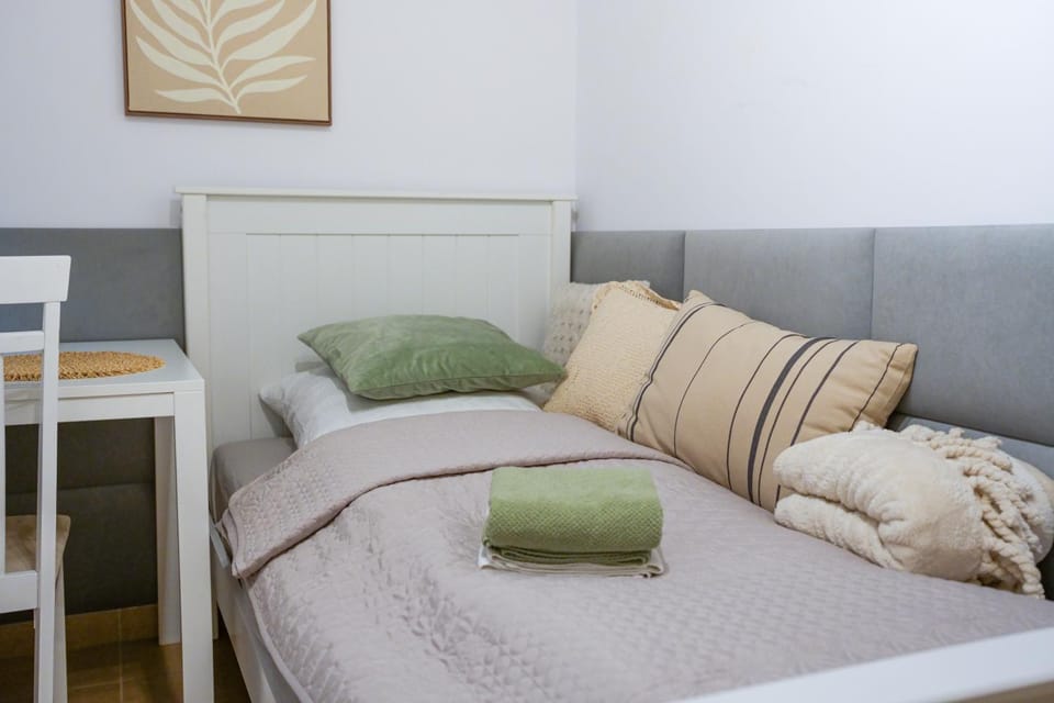 Bed, Photo of the whole room, Seating area, towels