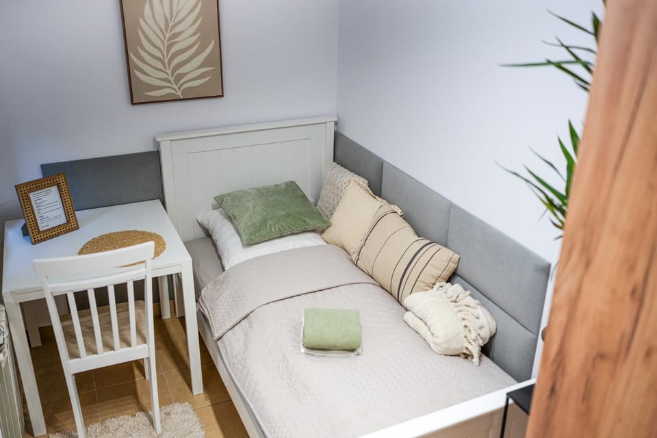 Bed, Living room, Photo of the whole room, Seating area, Dining area, Bedroom