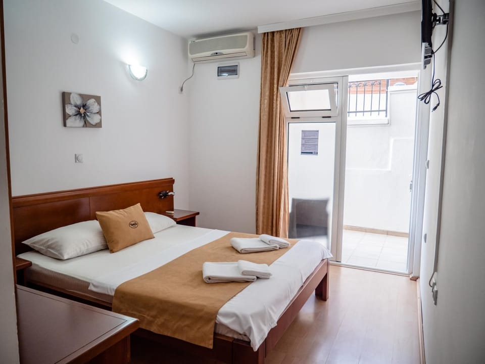 Bed, towels, air conditioner