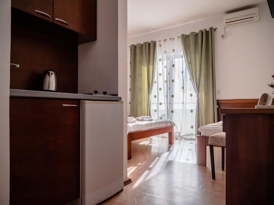 Kitchen or kitchenette, Bedroom, minibar, air conditioner