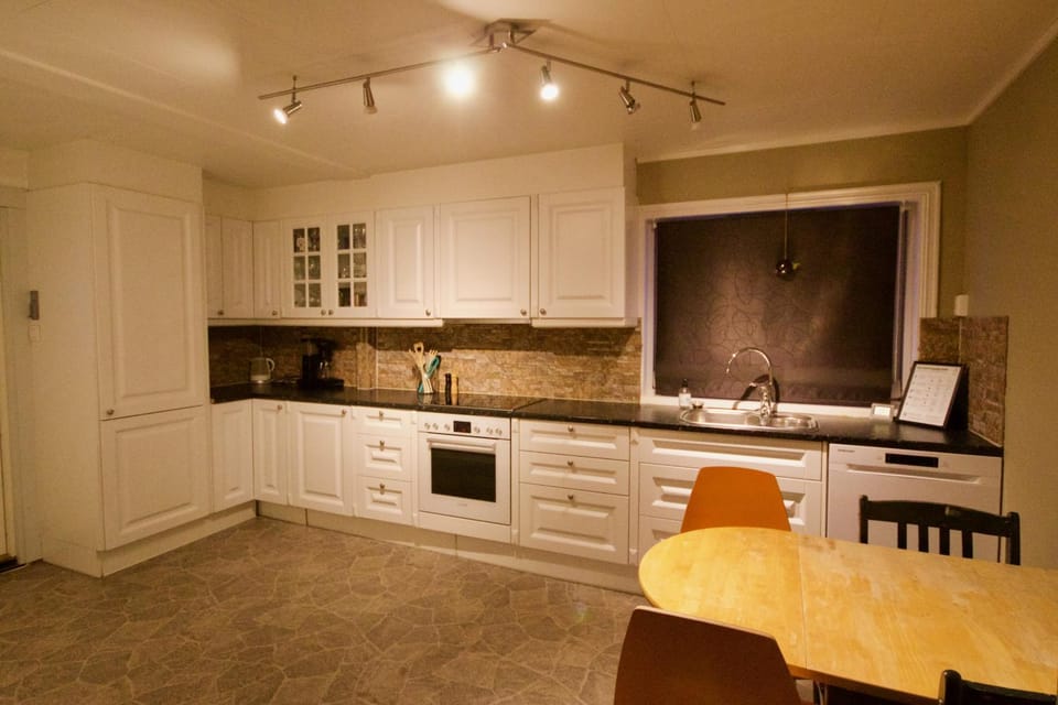 Coffee/tea facilities, Kitchen or kitchenette, dishwasher, oven, stove