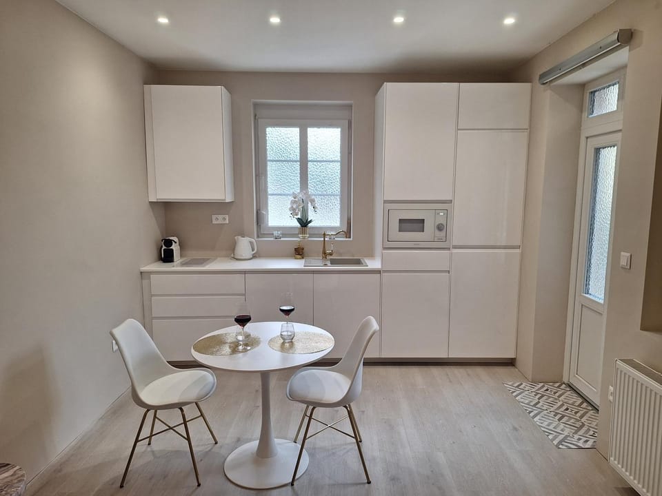 Coffee/tea facilities, Kitchen or kitchenette, Dining area