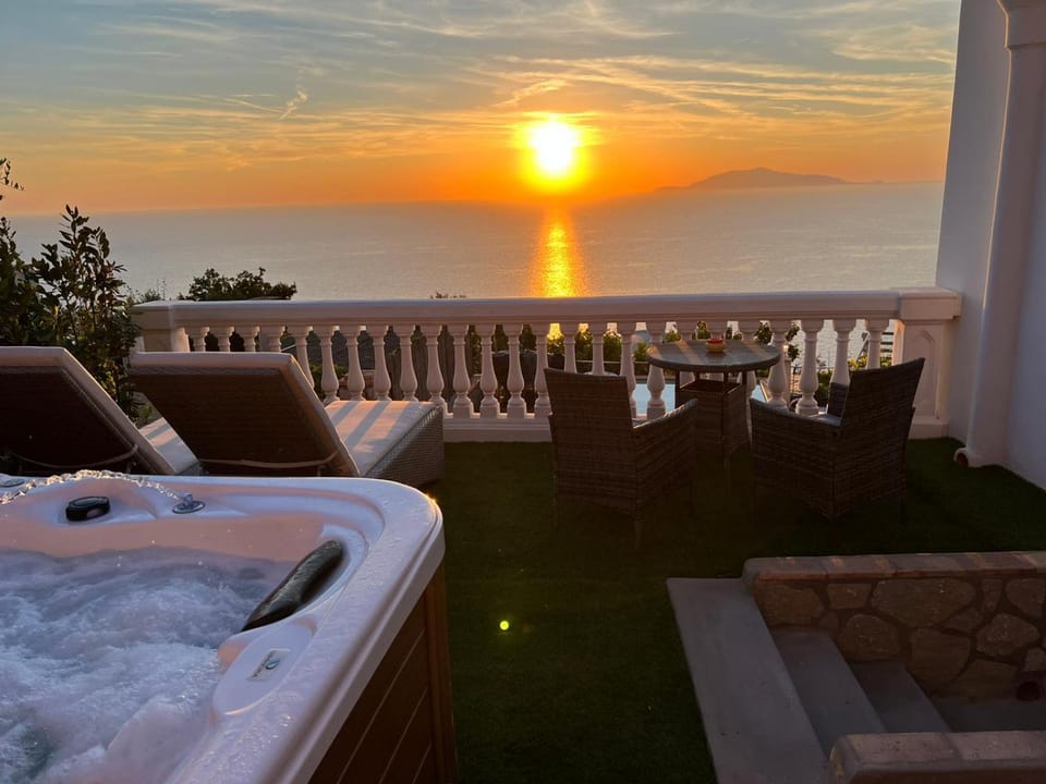Patio, Natural landscape, Hot Tub, View (from property/room), Balcony/Terrace, Pool view, Sea view, Swimming pool, Sunset, sunbed