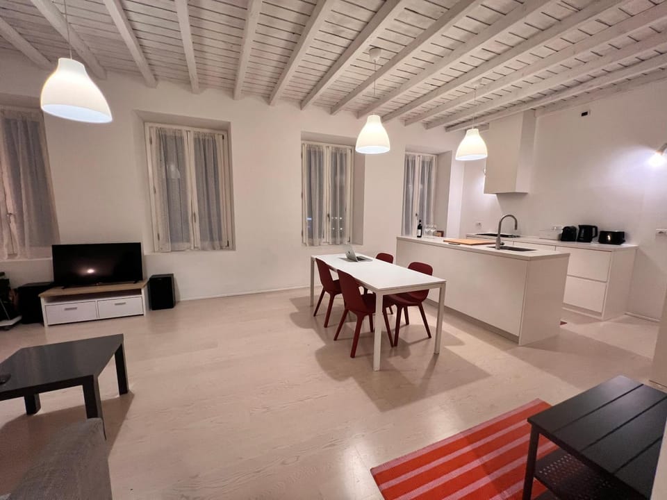 TV and multimedia, Kitchen or kitchenette, Living room, Seating area, Dining area, stove