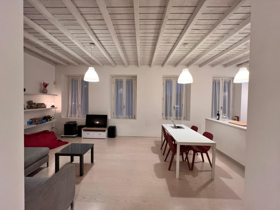 TV and multimedia, Living room, Seating area, Dining area