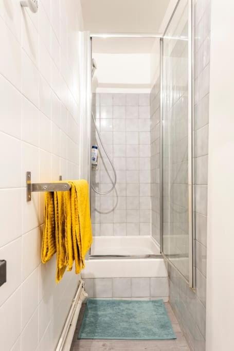 Shower, Bathroom, towels