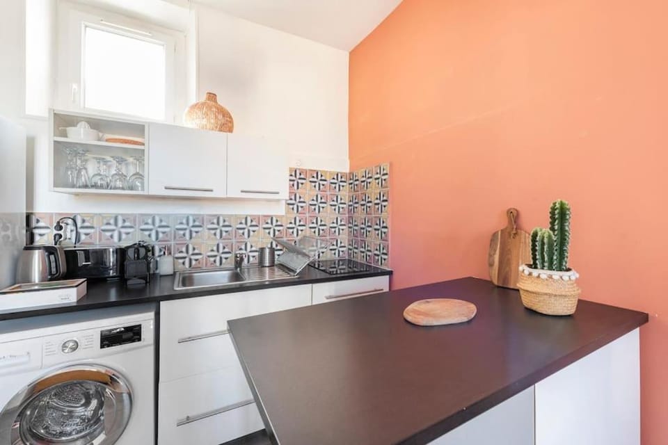 Coffee/tea facilities, Kitchen or kitchenette, oven, stove, toaster, washing machine