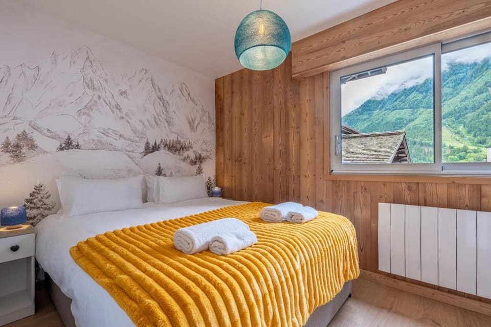 Bed, Natural landscape, Photo of the whole room, Bedroom, Mountain view, towels