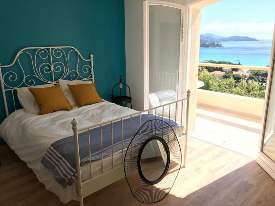 Bed, Natural landscape, View (from property/room), Balcony/Terrace, Photo of the whole room, Bedroom, Sea view