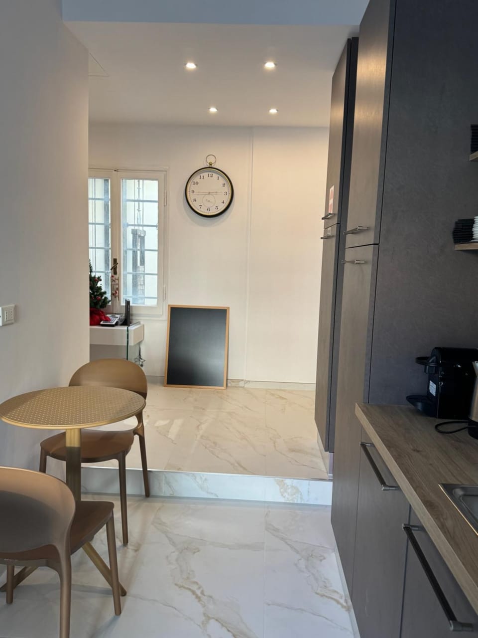 Kitchen or kitchenette, Living room, Seating area, Dining area