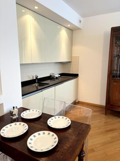 Kitchen or kitchenette, Dining area, stove