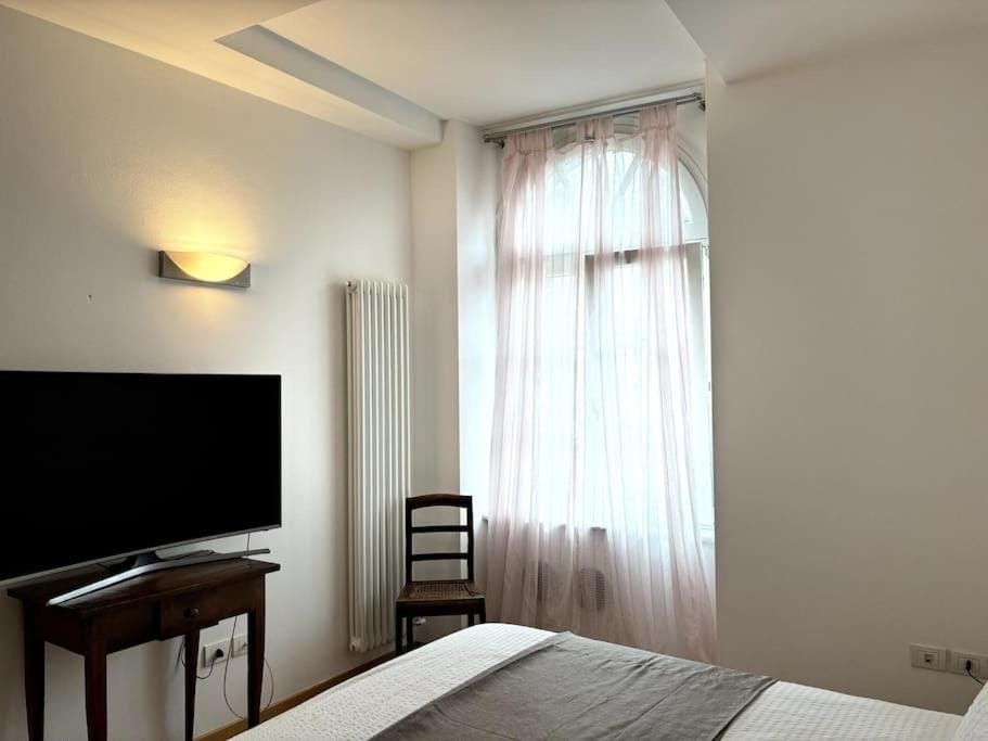 Bed, TV and multimedia, Bedroom