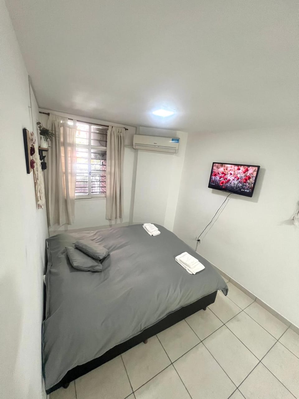 Bed, TV and multimedia, Photo of the whole room, Bedroom, towels