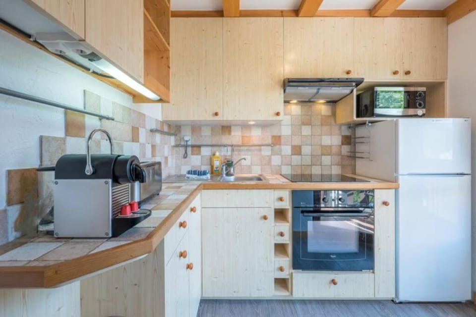 Coffee/tea facilities, Kitchen or kitchenette, oven, stove, toaster