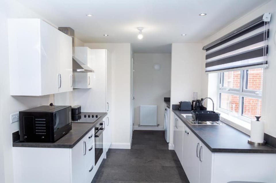 Modern 3 Bedroom Home in Newcastle - Parking House in Newcastle upon Tyne