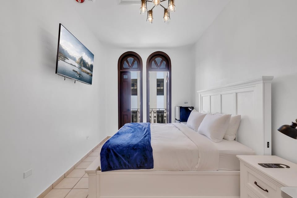 Bed, TV and multimedia, Balcony/Terrace, Photo of the whole room, Bedroom, City view, Landmark view