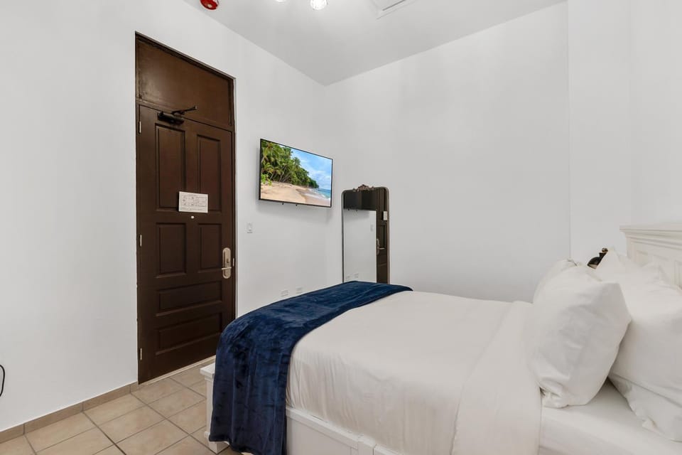 Bed, TV and multimedia, Photo of the whole room, Bedroom
