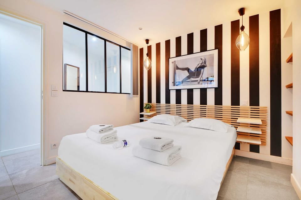 Bed, Photo of the whole room, Bedroom, towels