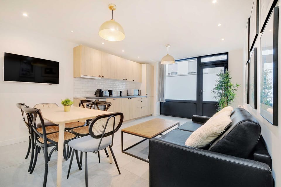 TV and multimedia, Coffee/tea facilities, Kitchen or kitchenette, Living room, Seating area, Dining area