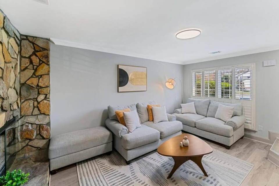 Golf Oasis Modern Townhome! House in Charlotte