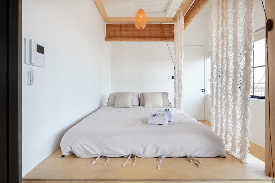 Bed, towels