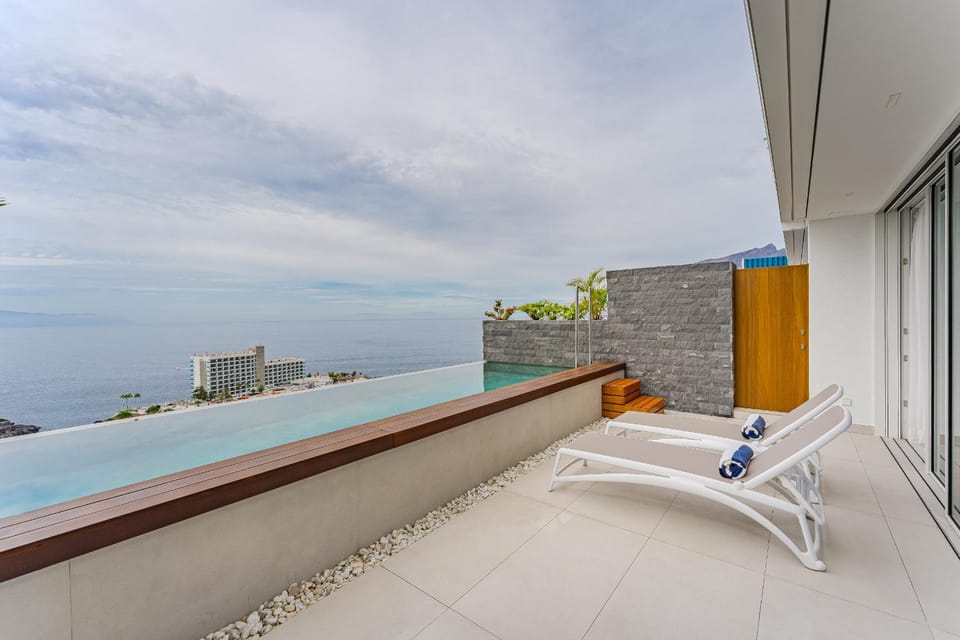 Natural landscape, Balcony/Terrace, Sea view, Swimming pool, sunbed