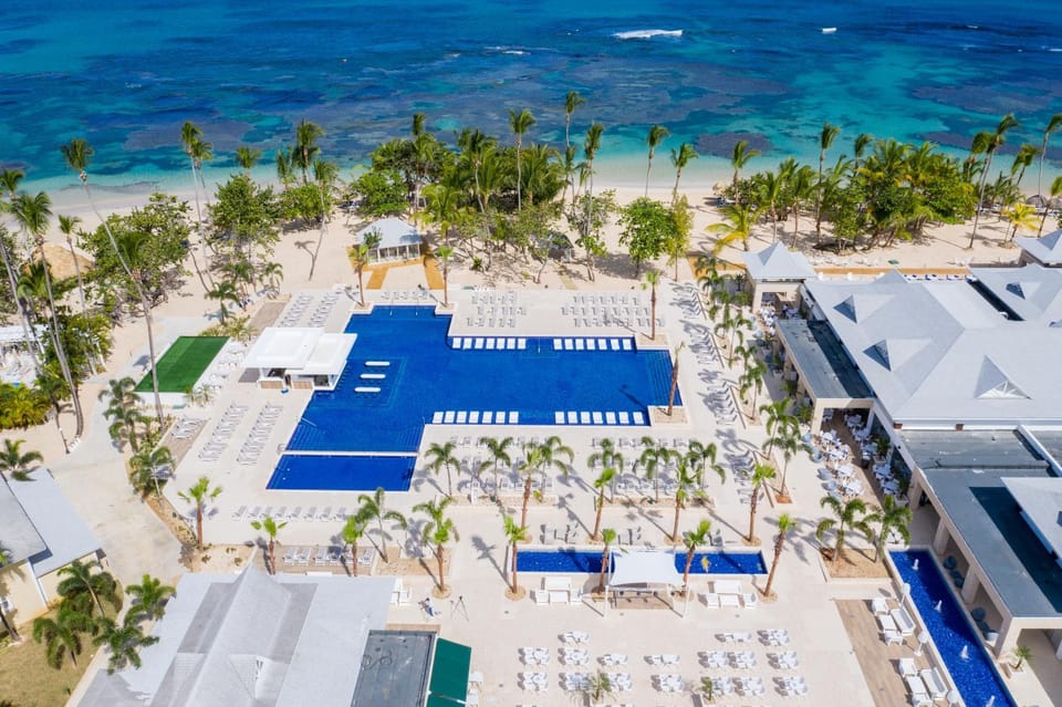 Property building, Day, Natural landscape, Bird's eye view, Beach, Pool view, Sea view, Swimming pool, sunbed