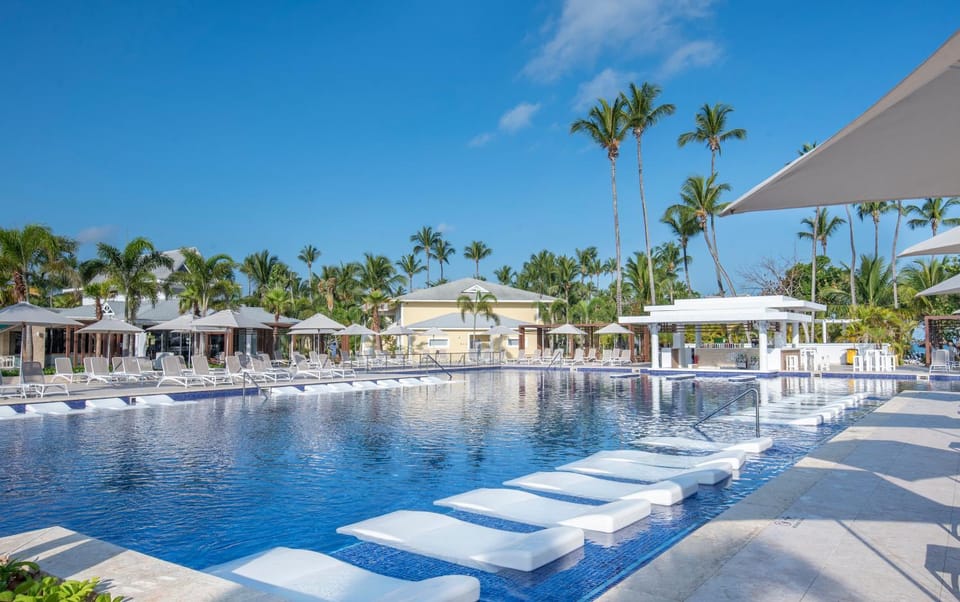 Day, Natural landscape, Pool view, Swimming pool, sunbed