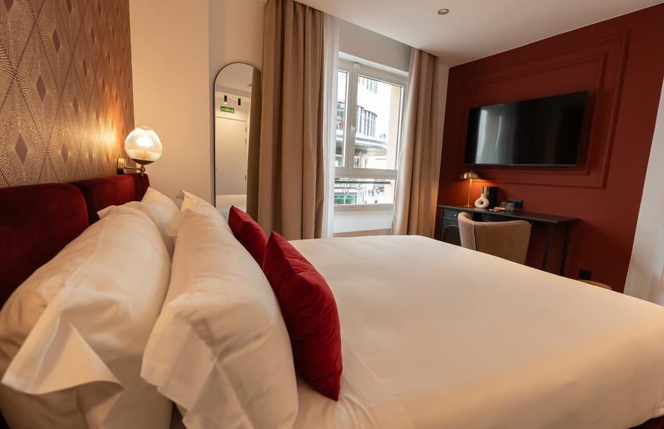 Bed, Photo of the whole room, City view