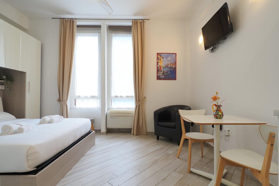 Bed, TV and multimedia, Photo of the whole room, Dining area