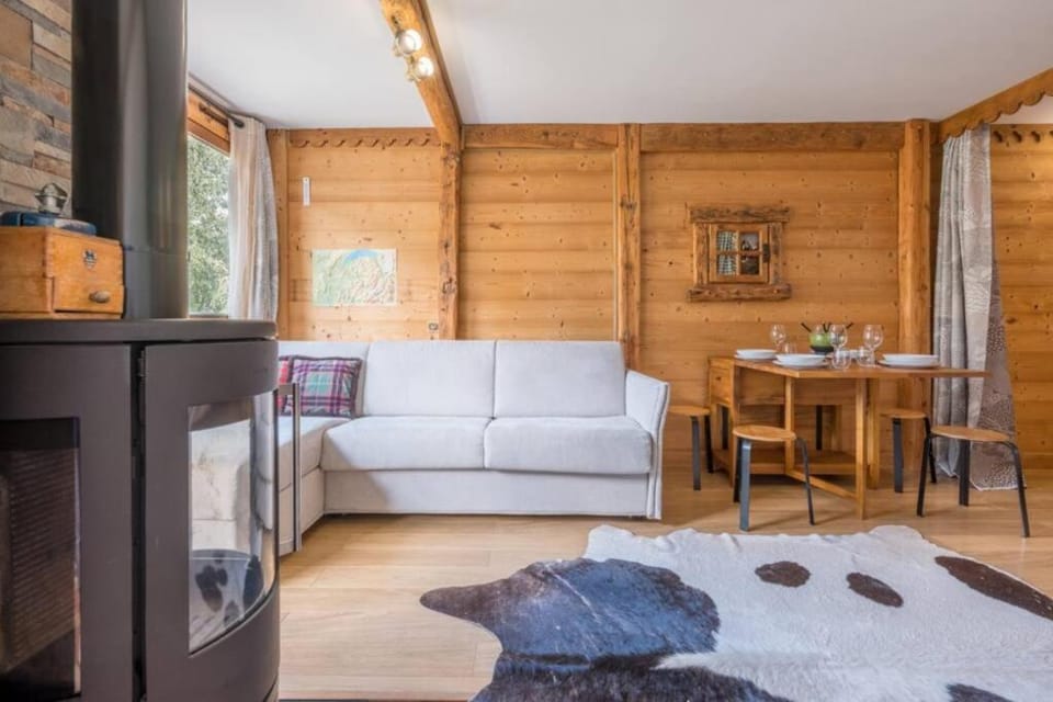 Kitchen or kitchenette, Seating area, Dining area