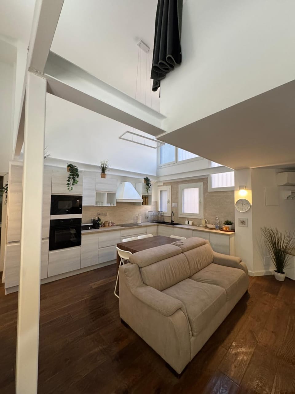 DEA DREAMS - Lofty Marghera House in Milan