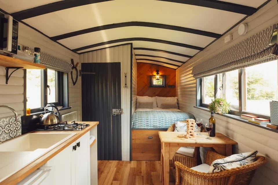 Lomu - Cosy Coastal Shepherd's Hut with Log-Burner and WiFi House in Nolton and Roch