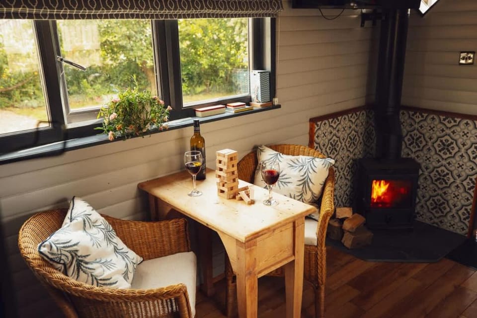 Lomu - Cosy Coastal Shepherd's Hut with Log-Burner and WiFi House in Nolton and Roch