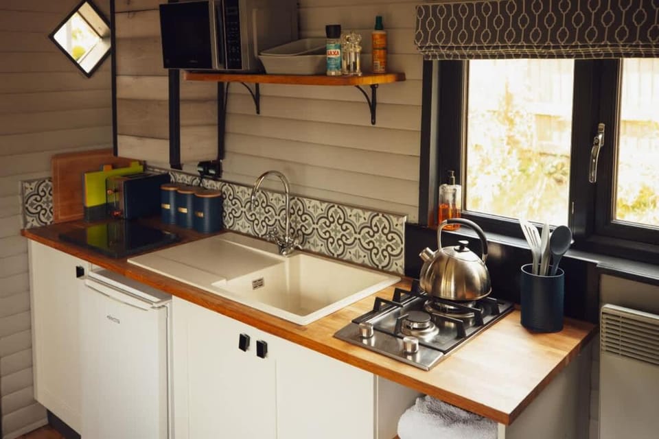 Lomu - Cosy Coastal Shepherd's Hut with Log-Burner and WiFi House in Nolton and Roch