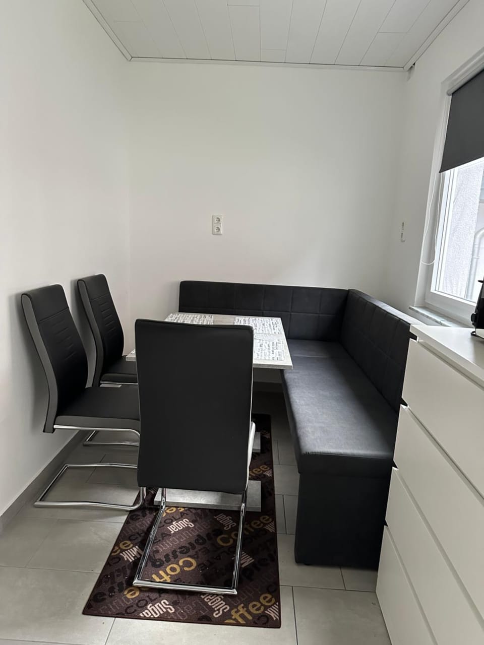 Seating area, Dining area, kitchen