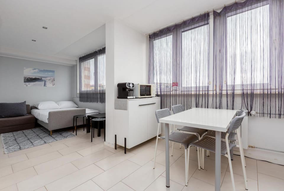Bed, TV and multimedia, Kitchen or kitchenette, Living room, Photo of the whole room, Seating area, Dining area, Bedroom, oven